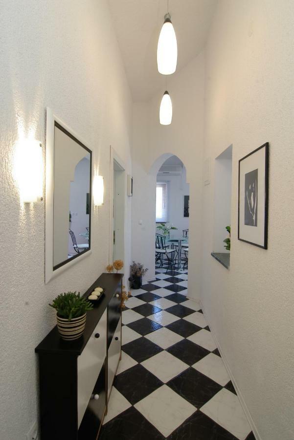 Modern Apartment In Примоштен Экстерьер фото