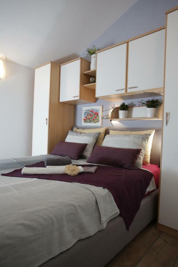 Modern Apartment In Примоштен Экстерьер фото