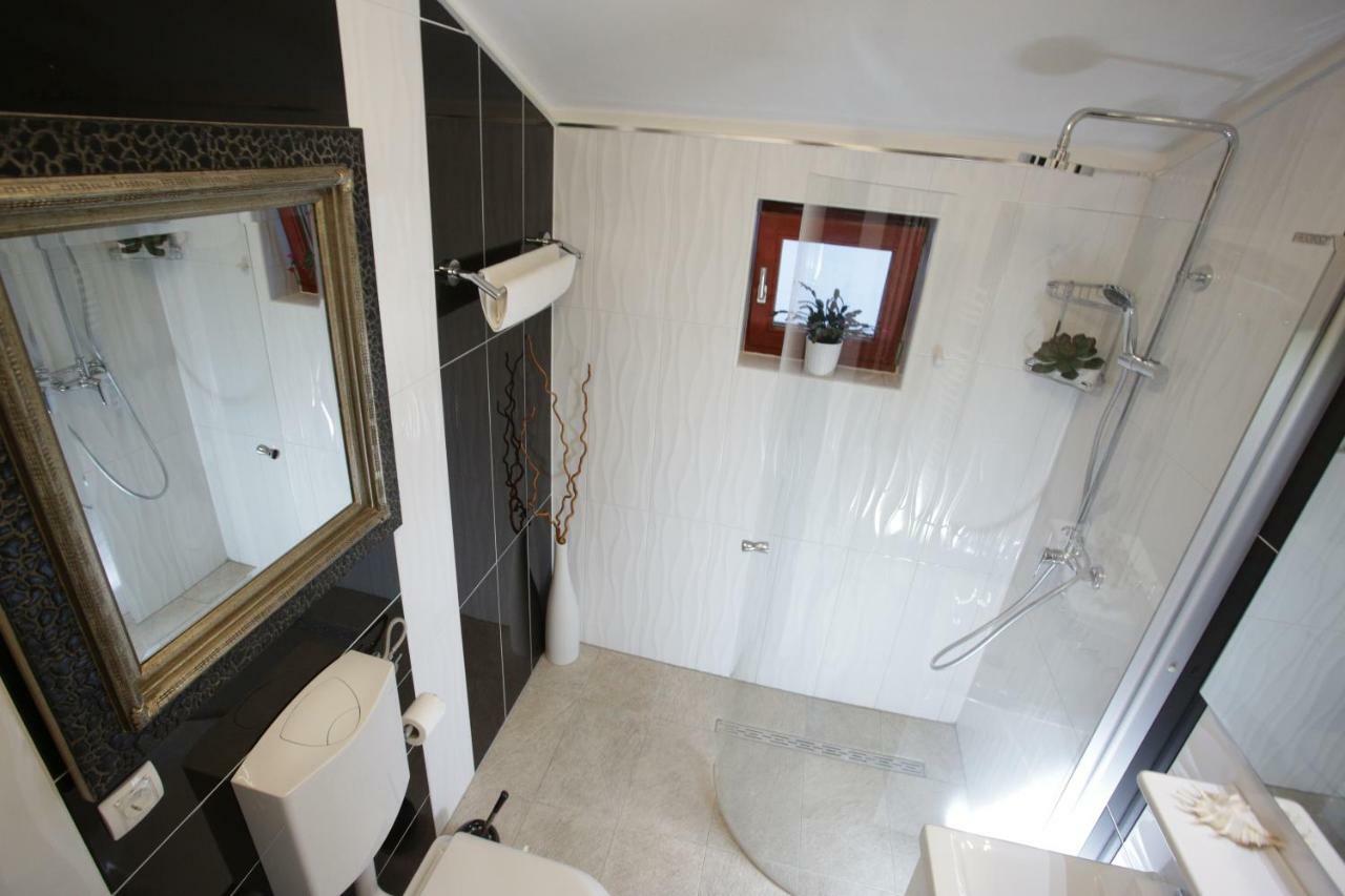 Modern Apartment In Примоштен Экстерьер фото
