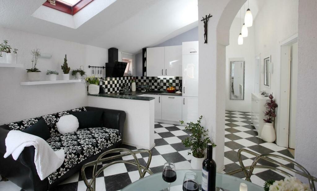 Modern Apartment In Примоштен Экстерьер фото